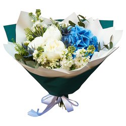 Лотти: букет из белых пионов и голубой гортензии Лотти: букет из белых пионов и голубой гортензии