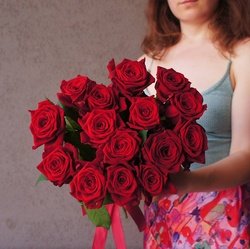 Букет Красные розы недорого: 15 цветков, высота 50 см