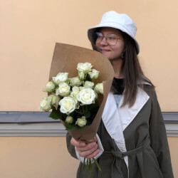 Букет «Зайка моя: белые кустовые розы с оформлением» Букет «Зайка моя: белые кустовые розы с оформлением»