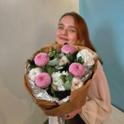 Букет «Марсианские хроники: хлопок, хризантема момоко и гвоздика» Букет «Марсианские хроники: хлопок, хризантема момоко и гвоздика»