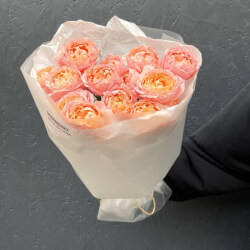 Букет Письмо к Джульетте: 3 пионовидные розы в лаконичной упаковке