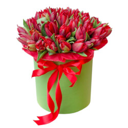 Рори: большой букет красных пионовидных тюльпанов в шляпной коробке Рори: большой букет красных пионовидных тюльпанов в шляпной коробке