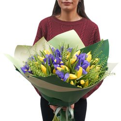 Весна всегда: букет желтых тюльпанов с синими ирисами Весна всегда: букет желтых тюльпанов с синими ирисами