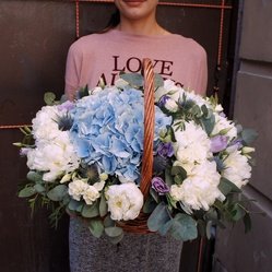 Букет «Корзина с голубой гортензией и белыми пионами» Букет «Корзина с голубой гортензией и белыми пионами»