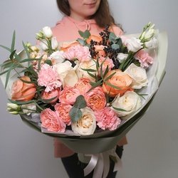 Букет «Эхо: пионовидные розы, лизиантус, маттиола, лагуструм, гвоздики + аквабокс и переноска» Букет «Эхо: пионовидные розы, лизиантус, маттиола, лагуструм, гвоздики + аквабокс и переноска»