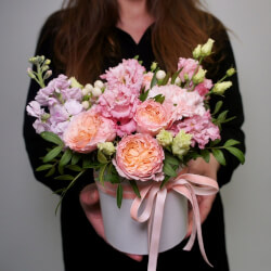 Букет «Боска: цветы в шляпной коробке за 6990» Букет «Боска: цветы в шляпной коробке за 6990»