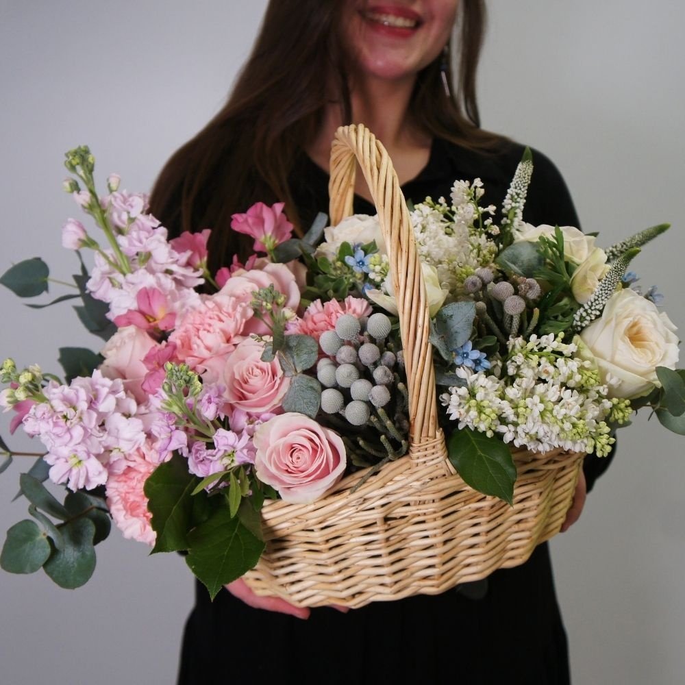Корзины с цветами купить в Москве - Большие и маленькие корзинки из цветов