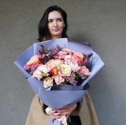 Букет «От заката до рассвета: пионовидные розы, лизиантус, статица и эвкалипт» Букет «От заката до рассвета: пионовидные розы, лизиантус, статица и эвкалипт»