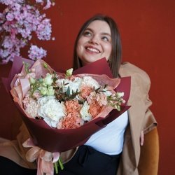 Июльская дымка: фактурная гвоздика, маттиола и ветви эвкалипта Июльская дымка: фактурная гвоздика, маттиола и ветви эвкалипта