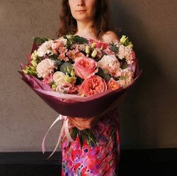 Букет «Попурри: пионовидные розы и другие цветы + аквабокс и коробка-переноска» Букет «Попурри: пионовидные розы и другие цветы + аквабокс и коробка-переноска»