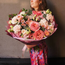 Букет «Попурри: пионовидные розы и другие цветы + аквабокс и коробка-переноска» Букет «Попурри: пионовидные розы и другие цветы + аквабокс и коробка-переноска»