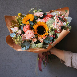 Букет «Жаркое лето: подсолнухи, пионовидные розы и другие цветы» Букет «Жаркое лето: подсолнухи, пионовидные розы и другие цветы»