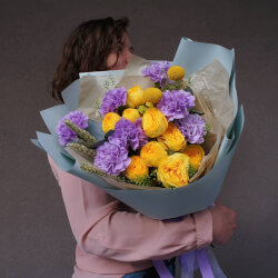 Букет «Палящее солнце: пионовидная роза, фактурные гвоздики и яркие текстурные соцветия краспедии» Букет «Палящее солнце: пионовидная роза, фактурные гвоздики и яркие текстурные соцветия краспедии»