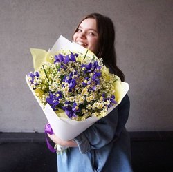 Ирисы и ромашки недорого: летний полевой букет Ирисы и ромашки недорого: летний полевой букет
