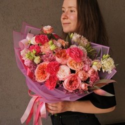 Букет «Ягодный сорбет: пионовидные розы с аквабоксом и коробкой-переноской» Букет «Ягодный сорбет: пионовидные розы с аквабоксом и коробкой-переноской»