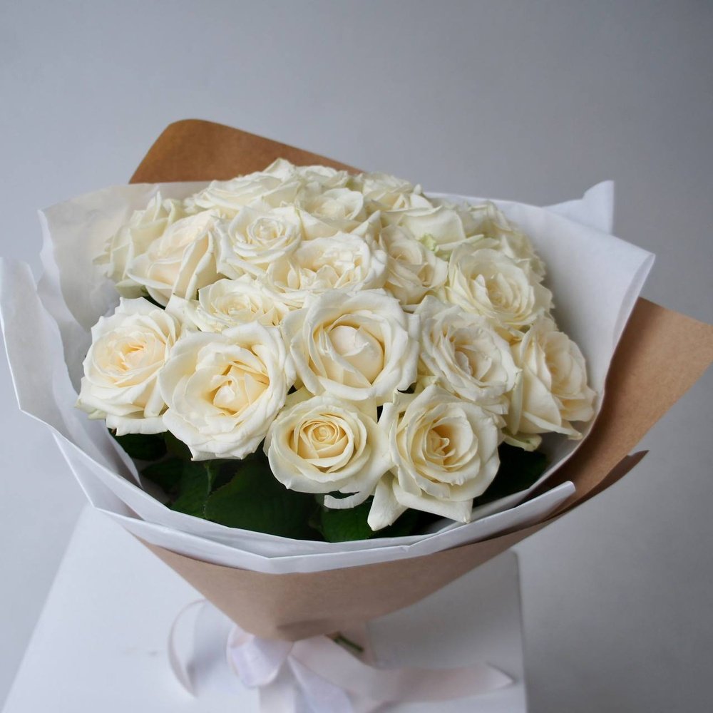 Подушки декоративные «Белые и кремовые розы»