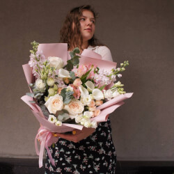 Букет «Ванильное небо: каллы, пионовидная роза и маттиола + аквабокс и коробка-переноска» Букет «Ванильное небо: каллы, пионовидная роза и маттиола + аквабокс и коробка-переноска»