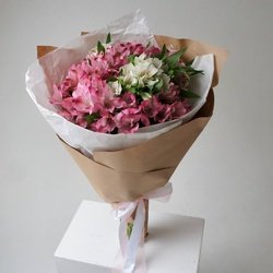 Букет «Альстромерия микс белая и розовая: 15 цветков в крафт-бумаге» Букет «Альстромерия микс белая и розовая: 15 цветков в крафт-бумаге»
