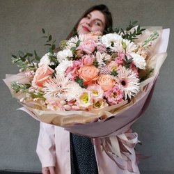 Песчаные замки: пионовидная роза, фактурная гвоздика и сортовая гербера Песчаные замки: пионовидная роза, фактурная гвоздика и сортовая гербера