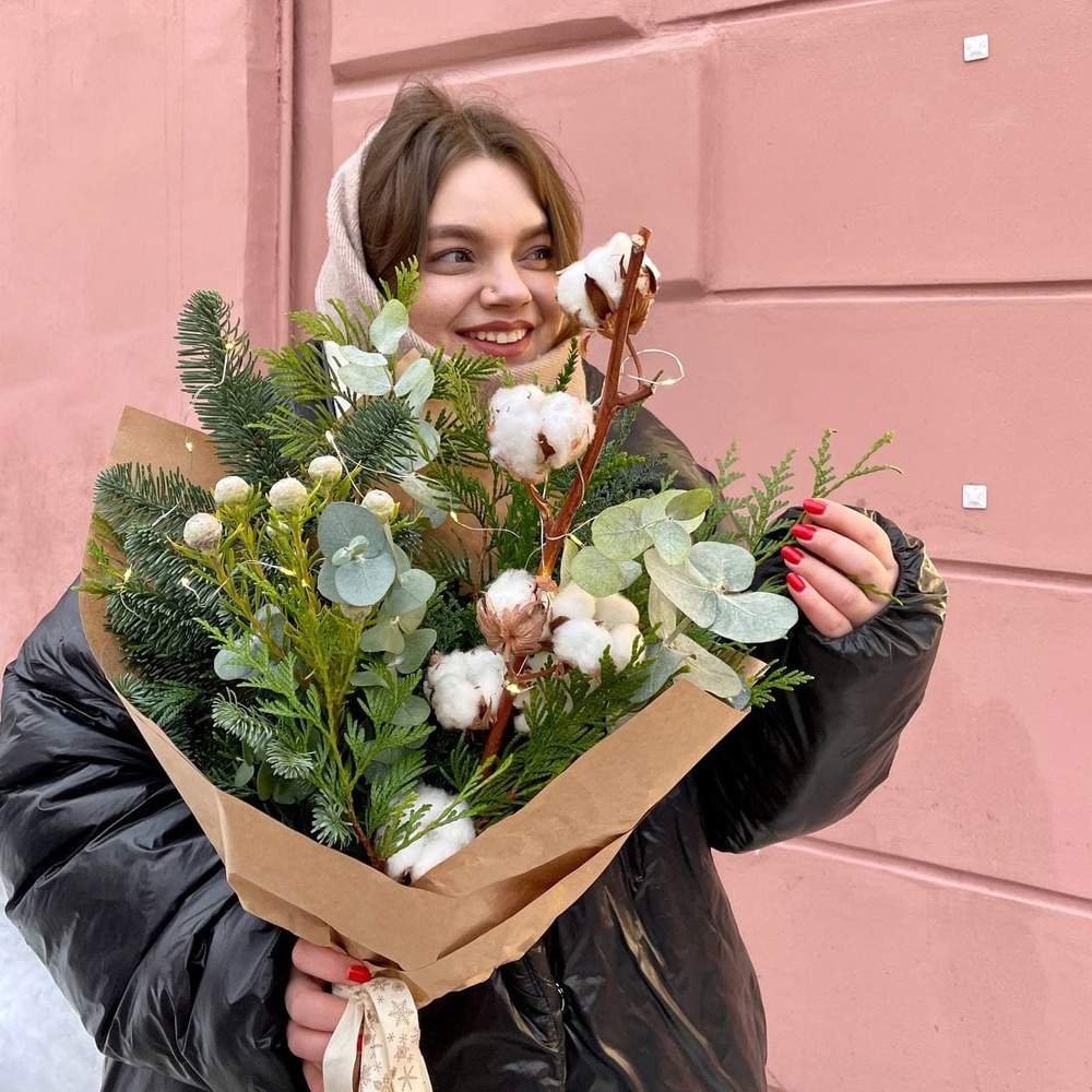 Таёжный лес: хвойные ветки, хлопок и гирлянда