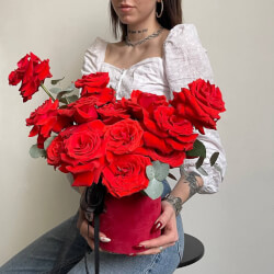 Букет «Любовная лихорадка: 21 алая роза в бархатной коробке» Букет «Любовная лихорадка: 21 алая роза в бархатной коробке»