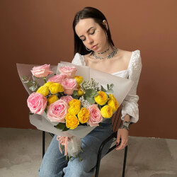 Букет «Амели: пионовидные розы и соцветия озотамнуса + аквабокс и коробка-переноска» Букет «Амели: пионовидные розы и соцветия озотамнуса + аквабокс и коробка-переноска»