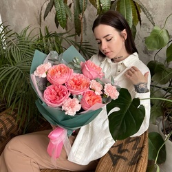 Букет «Пылающие ланиты: пионовидная роза и фактурные гвоздики + аквабокс и переноска» Букет «Пылающие ланиты: пионовидная роза и фактурные гвоздики + аквабокс и переноска»