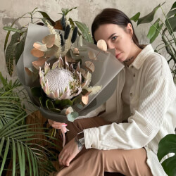 Букет «Вечный взрыв: протея, ароматный эвкалипт и лагурус» Букет «Вечный взрыв: протея, ароматный эвкалипт и лагурус»