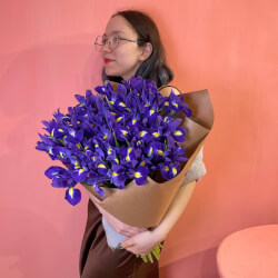 Блю Кюрасао: букет из 35 синих ирисов + аквабокс и коробка-переноска Блю Кюрасао: букет из 35 синих ирисов + аквабокс и коробка-переноска