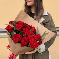 Букет «Пылающая Лолита: 19 алых роз с эвкалиптом» Букет «Пылающая Лолита: 19 алых роз с эвкалиптом»