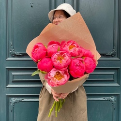 Букет «Всё начинается с любви: 9 коралловых пионов в крафте» Букет «Всё начинается с любви: 9 коралловых пионов в крафте»