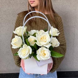 Букет «Секрет купидона: сумка с белыми розами» Букет «Секрет купидона: сумка с белыми розами»