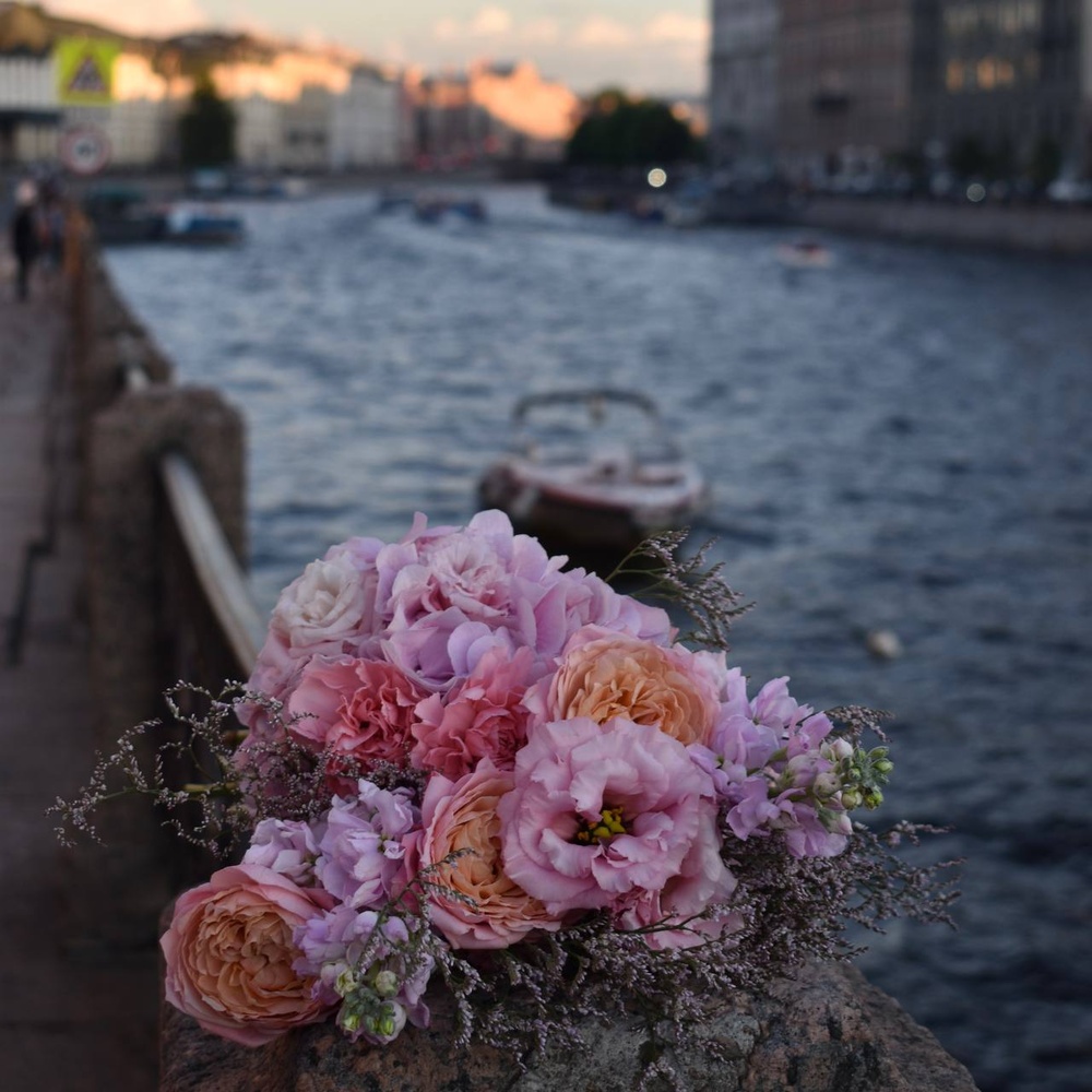 Поцелуев мост: гортензия, эустома, маттиола