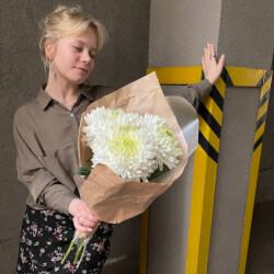 Букет «Белые ночи: 3 стойких хризантем в крафте» Букет «Белые ночи: 3 стойких хризантем в крафте»