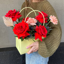 Букет «Пунцовые качели: эффектная роза, колючки и другие цветы» Букет «Пунцовые качели: эффектная роза, колючки и другие цветы»