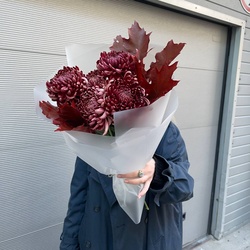 Букет «Ночная мгла: сортовая хризантема и листья дуба» Букет «Ночная мгла: сортовая хризантема и листья дуба»