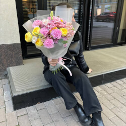 Букет «Воздушный поцелуй: пионовидные розы, лизиантус и другие цветы + аквабокс и коробка-переноска» Букет «Воздушный поцелуй: пионовидные розы, лизиантус и другие цветы + аквабокс и коробка-переноска»