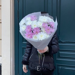 Букет «Душистый горошек: 7 хризантем микс с аквабоксом и коробкой-переноской» Букет «Душистый горошек: 7 хризантем микс с аквабоксом и коробкой-переноской»