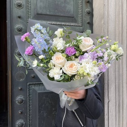 Букет Монпелье: авторский букет в нежной гамме с аквабоксом и коробкой-переноской Букет Монпелье: авторский букет в нежной гамме с аквабоксом и коробкой-переноской