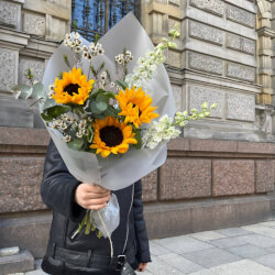 Лион: авторский букет с подсолнухами Лион: авторский букет с подсолнухами