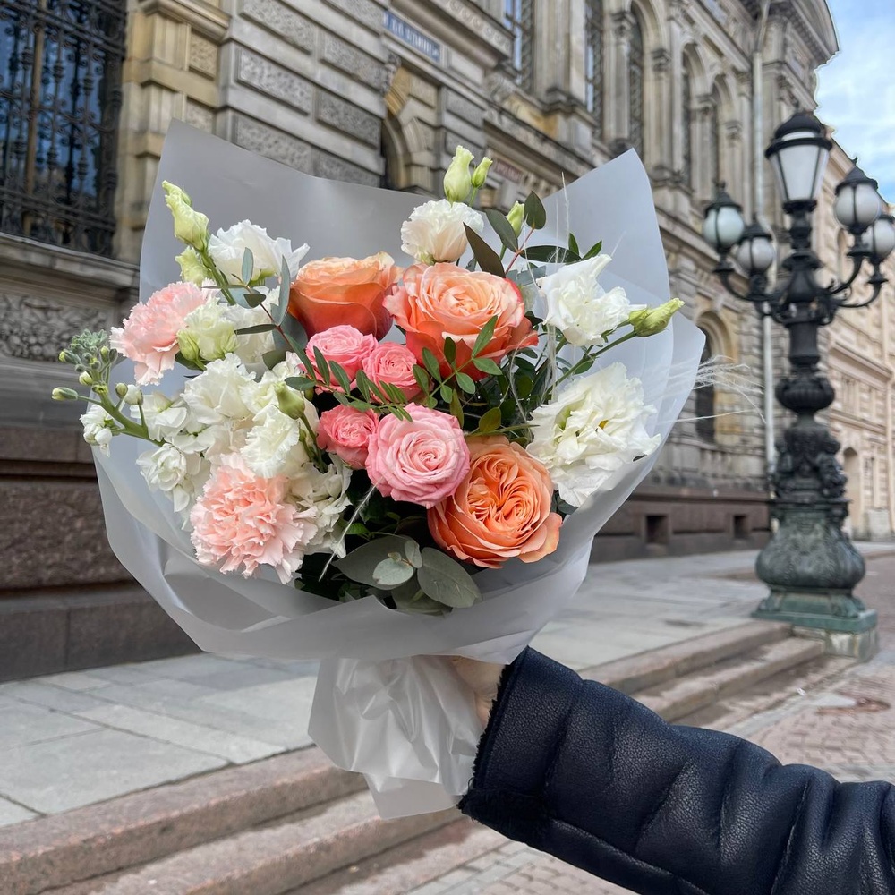 Свидание в Париже: авторский букет в нежной гамме по цене 6009 ₽ - купить в  RoseMarkt с доставкой по Санкт-Петербургу