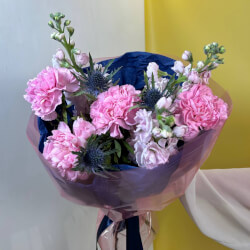 Букет «Игра в русалочку: ароматная маттиола, эрингиум и гвоздика» Букет «Игра в русалочку: ароматная маттиола, эрингиум и гвоздика»