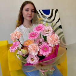 Букет «Первый поцелуй: розовая гербера, лизиантус и гвоздика» Букет «Первый поцелуй: розовая гербера, лизиантус и гвоздика»