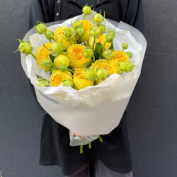 Букет Солнечный зайчик: букет из пионовидных роз в лаконичной упаковке Букет Солнечный зайчик: букет из пионовидных роз в лаконичной упаковке