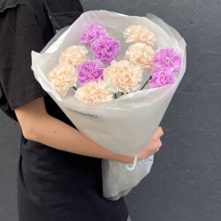 Чтобы долго стоял: букет из диантусов в лаконичной упаковке Чтобы долго стоял: букет из диантусов в лаконичной упаковке