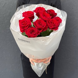 Букет «Кровавая Мэри: 9 красных роз в лаконичной упаковке» Букет «Кровавая Мэри: 9 красных роз в лаконичной упаковке»