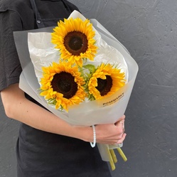 Теплое лето в букете: 3 подсолнуха в лаконичной упаковке Теплое лето в букете: 3 подсолнуха в лаконичной упаковке