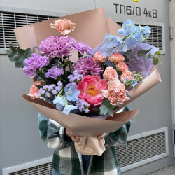 Разноцветная вуаль: авторский букет в яркой гамме Разноцветная вуаль: авторский букет в яркой гамме