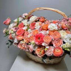 Букет «Венецианский купец: авторская корзина в нежной гамме» Букет «Венецианский купец: авторская корзина в нежной гамме»