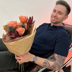 Букет «Я твой номер один: роза сорта Кахала и эрингиум» Букет «Я твой номер один: роза сорта Кахала и эрингиум»